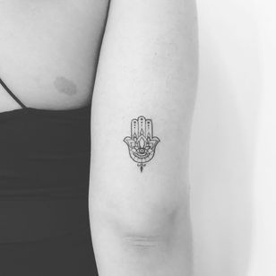 20 Impeccable Hamsa Designs • Tattoodo Small Hamsa Tattoo, Fatima Hand Tattoo, Hamsa Tattoo Design, Hamsa Hand Tattoo, Faith Tattoo On Wrist, Evil Eye Tattoo, Bauch Tattoos, Fineline Tattoo, Hamsa Tattoo