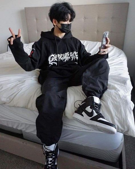 Emopunk Outfits, Masculine Streetwear, Techwear Boy, Hoodie Aesthetic Boy, Black Hoodie Outfit, Soft Aesthetic Outfits, Masculine Outfits, Black Hoodie Men, Black Streetwear