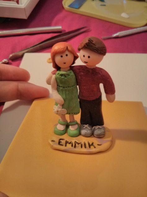 Polymer Clay (FIMO and Sculpey) couple figurine. Handmade.   Emma asked me to make her and her boyfriend out of clay. Their faces were a nightmare as I had never made any faces before. I'm quite happy with how it came out, although I had originally intended to try to make them more realistic.  If making it again, I'd probably make a better platform for them. Couple Polymer Clay, Cool Gift Ideas For Boyfriend, Clay Idea For Boyfriend, Air Dry Clay Boyfriend, One Anniversary Gift Ideas For Him, Ceramic Art For Boyfriend, Bd Gifts For Boyfriend, Clay Crafts For Couples, Cute Couple Clay Art