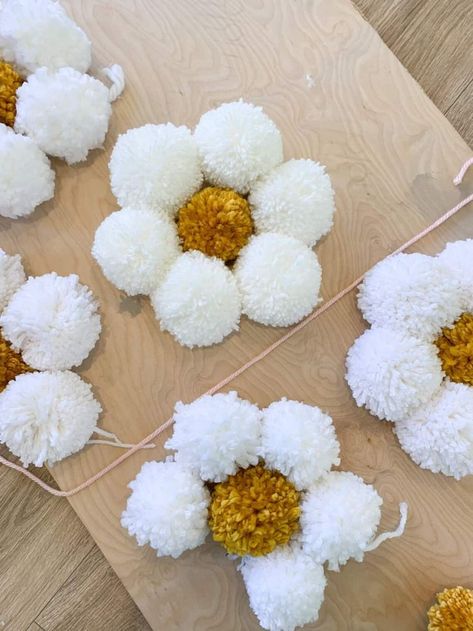 Diy Daisy Mobile, Diy Daisy Wall Decor, Daisy Boho Party, Diy Daisy Decorations, Diy Daisy Party Decorations, Pom Pom Daisy Diy, Pom Pom Wall Decor, Daisy Boho Nursery, Daisy 1st Birthday Party Decorations