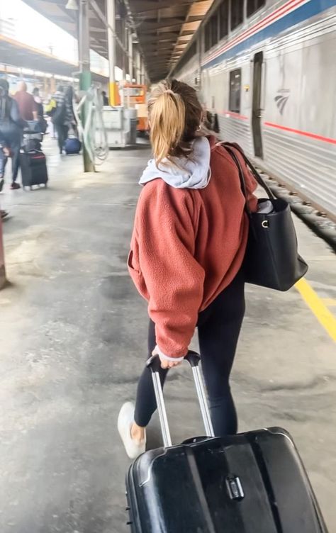 Outfit For Traveling On Train, Train Outfits Travel, Train Ride Outfit, Train Travel Outfit, Train Outfit Travel, Train Outfit, Amtrak Train Travel, Amtrak Travel, Travel Attire