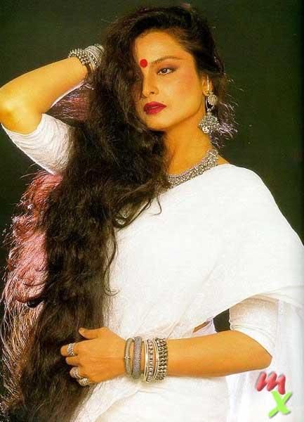 Rekha: blast from the past. Rekha Saree, Rekha Actress, Bollywood Pictures, Retro Bollywood, White Saree, Vintage Bollywood, Super Long Hair, Indian Aesthetic, Bollywood Celebrities