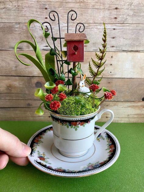 Fairy Teacup Garden, Fairy Teacup, Fairy Miniatures, Cup And Saucer Crafts, Teacup Gardens, Teacup Crafts, Jardim Diy, Mini Gardens, Gubahan Bunga