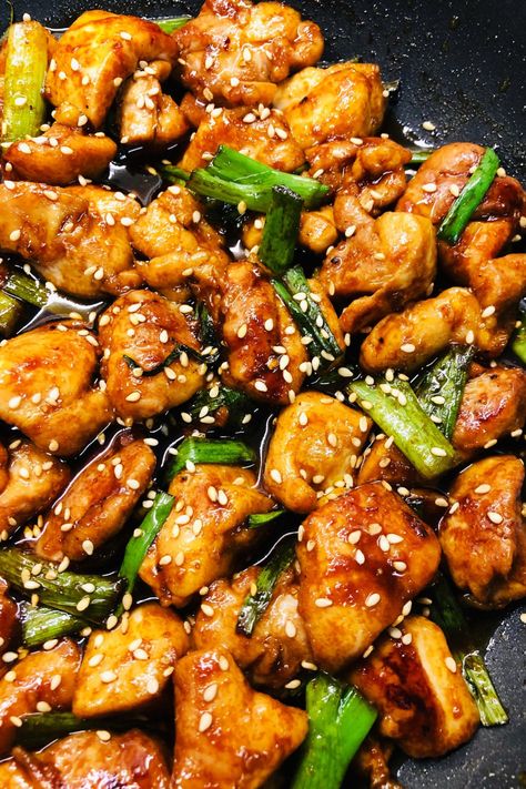 chicken bites in a wok Honey Sriracha Chicken Bites, Honey Sriracha Chicken And Broccoli, Honey Siracha Chicken Meal Prep Bowls, Honey Sriracha Chicken Bowl, Stick Chicken Recipes, Recipes With Sriracha, Baked Chicken Bites Recipes, Sriracha Chicken Recipes, Chili Honey Chicken