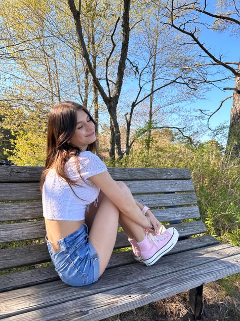 Pink converse, photo idea, bench photo idea, nature, woods Lavender Converse Outfit, Light Pink Converse Outfit, Converse Pink Outfit, How To Style Pink Converse, Pink Converse Outfit Ideas, Converse Low Tops Outfit, Pink Converse Aesthetic, Low Converse Outfit, Converse With Leggings