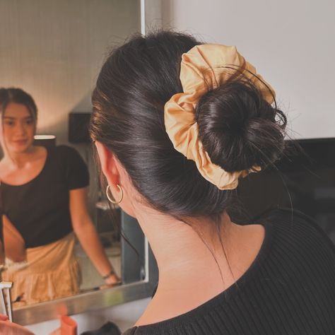 The OG Golden Scrunchie on @mariadivina.love ✨😍 . #scrunchie #bun #hairstyle Low Bun With Scrunchie, Bun With Scrunchie, Scrunchie Bun, Lara Jean, Easy Updos, Bun Hairstyle, Low Bun, Scrunchie Hairstyles, Hair Ideas