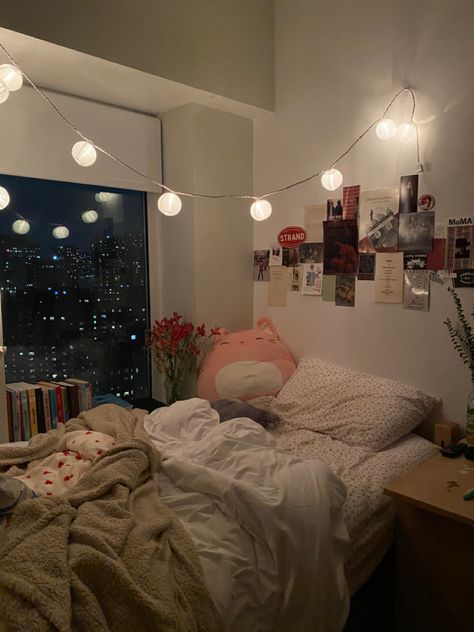 My cute lil dorm in the city Korean Dorm Room, City Dorm Room, City Dorm Room Ideas, Small Nyc Bedroom Aesthetic, Down Town Aesthetic Room, City Room Aesthetic Night, Dorm Room Ideas Pink, City Bedroom, Dorm Room Styles