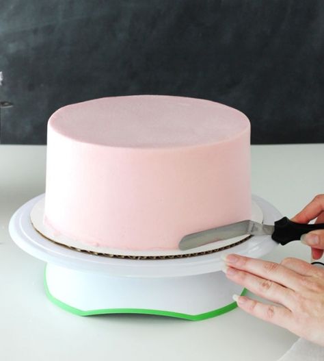 Tutorial - How to frost a perfectly smooth cake with buttercream icing! Images and animated gifs with detailed instructions! Fondant Smoother, Chocolate Oreo Cake, Cake With Buttercream, Cake Decorating Classes, Icing Tips, Smooth Cake, Cake Decorating Piping, Creative Cake Decorating, Best Chocolate Cake