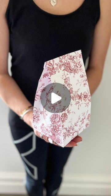 Gift Wrapping Mugs Ideas, Gift Bag Diy Ideas, How To Gift Wrap A Bag, Wrapping A Tshirt, How To Make Gift Bags Out Of Paper, Unusual Gift Wrapping Ideas, Ideas For Wrapping Gifts, How To Wrap A Gift Without A Box Diy, Wrapping A Mug