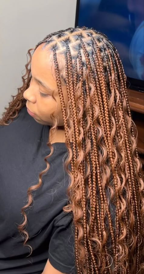 Braids For December, Brown Goddess Braids For Black Women, Colour 30 Boho Braids, Boho Braids Light Brown, December Hairstyles For Black Women, Auburn Boho Knotless Braids, Brown Goddess Knotless Braids, Brown Braided Hairstyles, Light Brown Goddess Braids