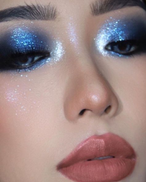 Dark Sparkly Eyeshadow, Dark Blue Silver Makeup, Makeup Ideas With Blue Eyeshadow, Midnights Ts Makeup, Midnights Eras Makeup, Blue Holographic Makeup, Blue Shimmery Eye Makeup, Dark Blue Euphoria Makeup, Dark Blue Sparkly Eye Makeup