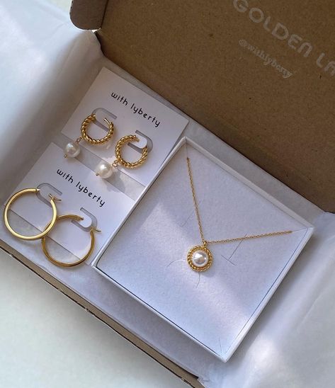 Jewelry Accessories Packaging Ideas, Aesthetic Jewellery Packaging, Aesthetic Packaging Ideas For Jewelry, Jewellery Page Name Ideas For Instagram, Jewellery Business Aesthetic, Aesthetic Jewelry Packaging, Sustainable Jewelry Packaging, Small Business Jewelry Packaging, Jewellery Packaging Ideas Business