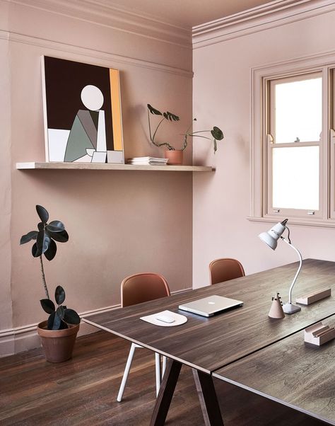 Interior design firm We Are Triibe's Surry Hills office features dusty pink walls, contemporary furniture, and indoor greenery Interior Makeover, Casa Retro, Pastel Interior, Indoor Greenery, Makeover Tips, Interior Design Per La Casa, Sala Grande, Interior Vintage, Surry Hills