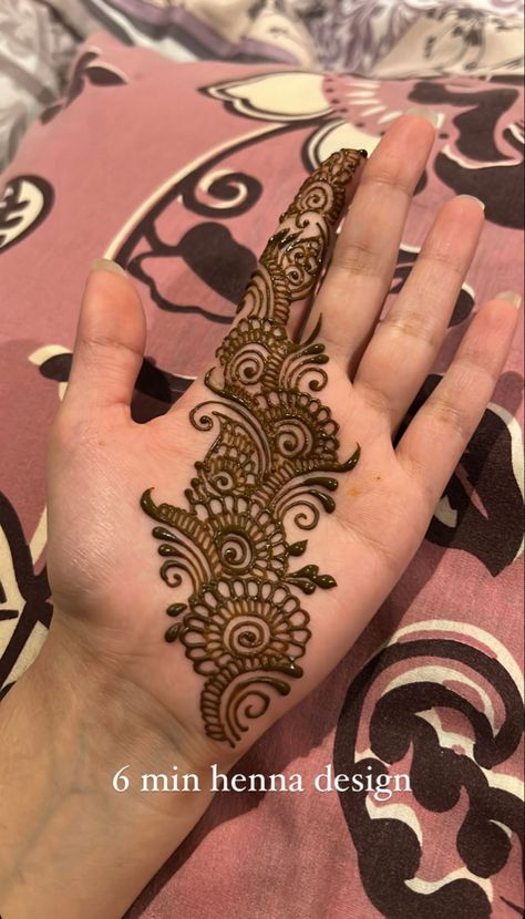 Easy Back Mehndi Designs, Mehendi Small Designs, Aesthetic Mehendi Back Hands Simple, Simple And Cute Mehndi Designs, Mehndi Design Simple Back Hand Easy, Easy Hand Mehndi Designs, Aesthetic Mehendi Back Hands, One Side Mehendi Designs, Mehndi Ideas Simple