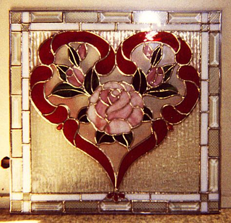 roses heart Stained Glass Love Birds, Hearts Aesthetic, Heart Window, Heart Roses, Stained Glass Heart, Roses Aesthetic, Architecture Vintage, Heart Aesthetic, Stained Glass Rose