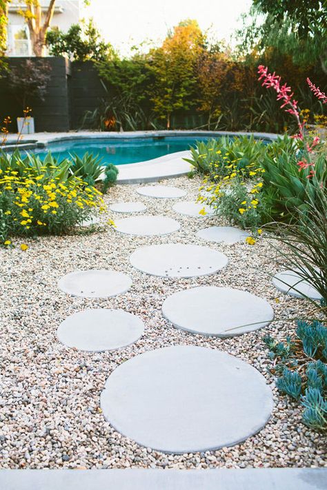 BACKYARD DINNER PARTY Round Pavers, Round Stepping Stones, Stepping Stone Walkways, Backyard Dinner Party, Paving Ideas, Concrete Walkway, Garden Paving, Garden Stepping Stones, Stone Walkway