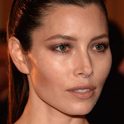 Jessica Biel sports nose ring Faux Septum Piercing, Chestnut Brown Hair, Faux Septum, Septum Piercings, Piercings For Girls, Cute Piercings, Hair Color Pastel, Septum Jewelry, Jessica Biel