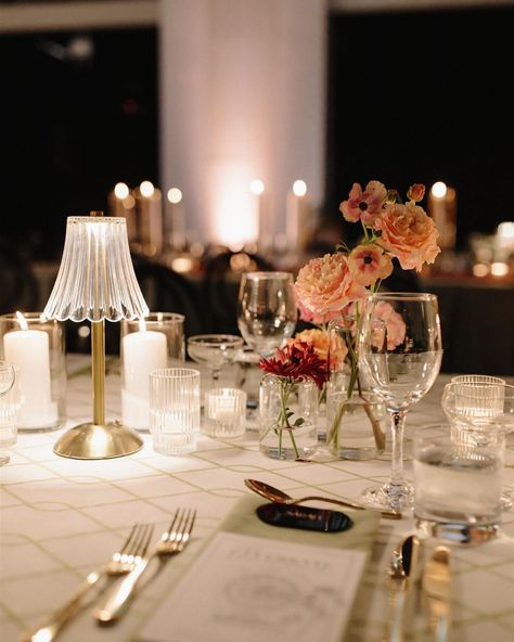 Dreamy wedding reception setup featuring elegant black infinity chairs, modern linens, lux tableware, custom signage and lush florals dotted with moody candles and jazz-club lamps. All this under a twinkly 24 foot wide gold chandelier. Perfectly capturing the chic, speakeasy feel that N&R love. photographer: @joshua_kane_photography Jazz Club Wedding Theme, Lamps On Wedding Table, Jazz Wedding Aesthetic, Table Lamps Wedding, Table Lamp Wedding, Wedding Table Lamps, Jazz Club Wedding, Speakeasy Wedding Reception, Moody Candles