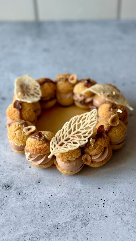 Fred Csibi-Levin | Pastry Doc (@doc_macaron) • Fotografije i videozapisi na Instagramu Paris Brest Plating, Choux Plated Dessert, Choux Pastry Photography, Choux Pastry Ideas, Choux Wreath, Choux Pastry Desserts, Craquelin Recipe, Choux Craquelin, Choux Puff