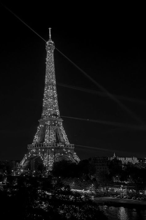 Silver Astethic, Tour Eiffel Aesthetic, Stargirl Poster, Stargirl Wallpaper, Paris Black And White, Travel Paris, Black And White Photo Wall, Paris Wallpaper, Shotting Photo