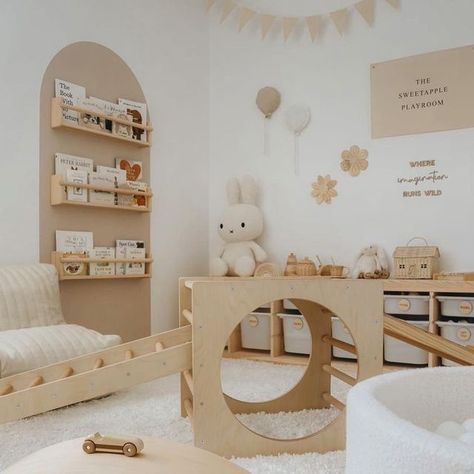 Siesta Walls Decal Headboards on Instagram: "Loving how versatile our Arches are 😍 @thesweetapplelife drilled in these gorgeous book shelves, which has made it a stunning focal point of the playroom 🤍" Playroom For Newborn, Book Shelf Toddler Room, Minimalist Play Area, Baby Play Room Ideas Girl, Boho Toy Room, Neutral Toy Room, Toy Room Aesthetic, Book Shelf Baby Room, Playroom Ideas For Small Spaces