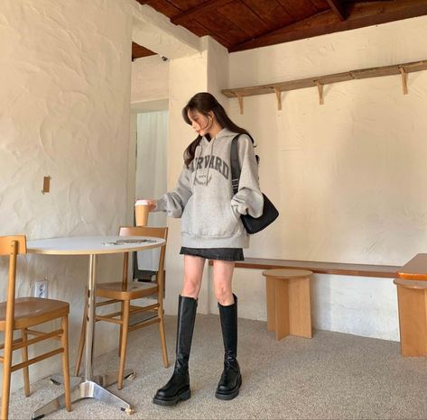 Long Black Boots Outfit, Long Boots Outfit Winter, Long Boots Outfit, Skirt Outfits Korean, Korean Winter Outfits, Long Black Boots, Winter Boots Outfits, Black Boots Outfit, Outfit Korean Style