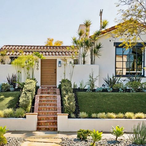 Exterior Stucco, Modern Spanish Style, Spanish Exterior, Spanish Revival Home, Spanish Bungalow, Spanish Villa, Front Courtyard, Spanish Style Home, Hacienda Style