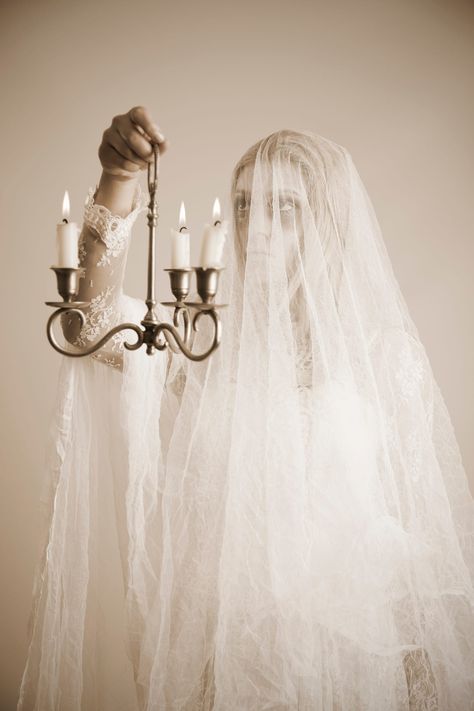 countryliving Ghost Girl Costume, Ghost Bride Costume, Halloween Bride Costumes, Girl In White Dress, Halloween Bride, Addams Family Costumes, Ghost Bride, Zombie Bride, Ghost Halloween Costume