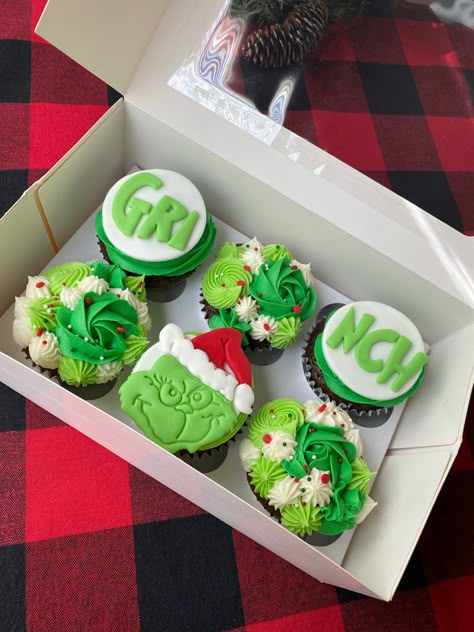 Christmas Grinch Cupcakes, Pull Apart Cupcake Cake Christmas, Cindy Lou Who Cupcakes, The Grinch Cupcakes, Grinch Christmas Cupcakes, Elf On The Shelf Cupcakes Ideas, Grinch Themed Cupcakes, Whoville Cupcakes, Elf On The Shelf Cupcakes