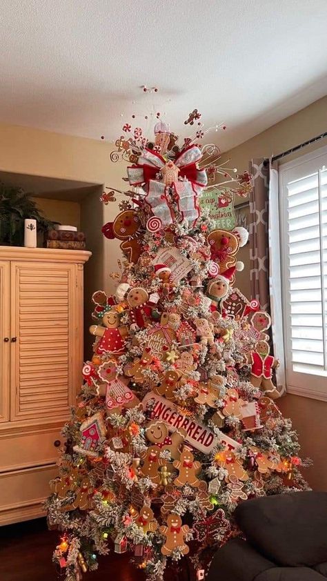 Gimger Bread Christmas Tree, Gingerbread Flocked Christmas Tree, Gingerbread Xmas Tree Decorations, Ginger Bread Tree Ideas, Ginger Bread Christmas Tree Decorations, Candy Cane Gingerbread Tree, Flocked Gingerbread Christmas Tree, Ginger Bread Tree Decorations, Christmas Tree Themes Gingerbread