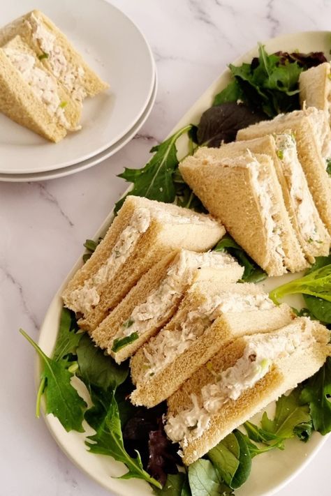 A quick and easy recipe for Classic Chicken Sandwiches with creamy mayo filling. These Deli Style chicken sandwiches are perfect for lunches, picnics and gatherings. Chicken Mayo Sandwich, Gai Yang, Burger Spice, Tea Party Sandwiches Recipes, Grilled Chicken Burgers, Thai Grilled Chicken, Ground Chicken Burgers, Rolled Sandwiches, Sandwich Sauces