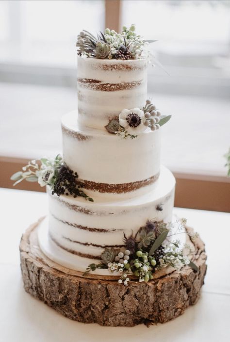 Tree Stump Cake Stand, Rustic Cake With Greenery, Bare Cake Wedding Rustic, Wedding Cake Inspiration Rustic, Wedding Cake Woodland, Simple Rustic Wedding Cake 3 Tier, Rustic Cake Wedding Simple, Cake Rustic Wedding, Western Cakes Wedding