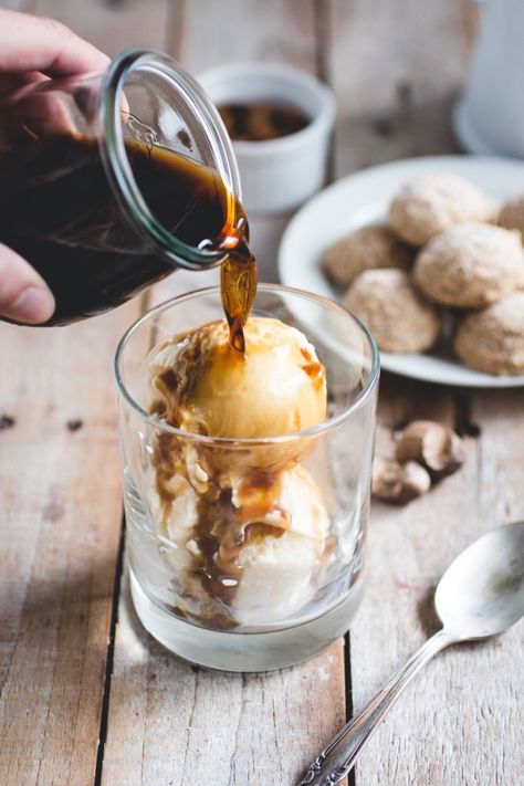 maple nutmeg cold brew affogatos and amaretti cookies Maple Coffee, Amaretti Cookies, Slow Cooker Desserts, Drink Photo, Pause Café, Köstliche Desserts, An Ice Cream, Ice Cream Sundae, Cold Brew Coffee