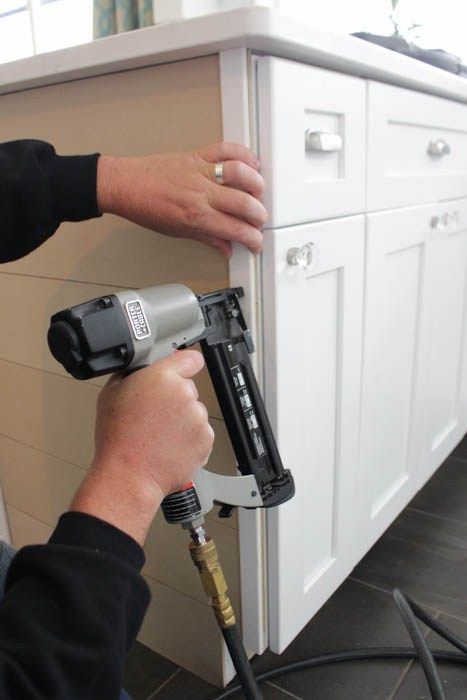 how to cover the ends of a planked feature on a kitchen island or peninsula, The Happy Housie on @Remodelaholic Tangerine Kitchen, Shiplap Island, Kitchen Island Trim, Island Remodel, Island Makeover, Plain Kitchen, Peninsula Kitchen, Kitchen Island Makeover, Shiplap Kitchen