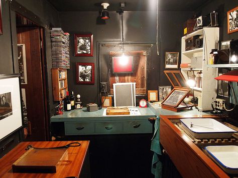 Edward Weston's Darkroom at his home on Wildcat Creek Darkroom Studio, Photography Dark Room, Darkroom Sinks, Home Darkroom, Photographer Room, Darkroom Photography, Film Development, Dark Room Photography, Crowded Room