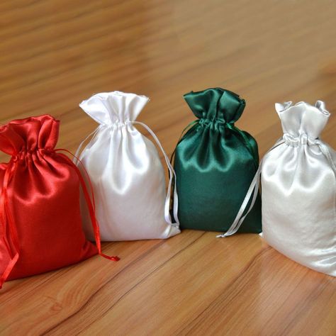 Our Custom Drawstring Bags are perfect for packaging small items like jewelry, hair accessories, and party favors. Made of high-quality satin, they offer an elegant look and secure drawstring closure. They are fully customizable in terms of size, style, and color, and can also be personalized with your logo to impress customers. The post Custom Drawstring Bags for Weddings and Baby Showers appeared first on SHENZHEN UNIMBUS GIFT PACK. Diy Fabric Purses, Custom Drawstring Bags, Custom Jewelry Packaging, Cotton Jewelry, Packaging Diy, Soft Luxury, Packaging Bags, Muslin Bags, Fabric Purses