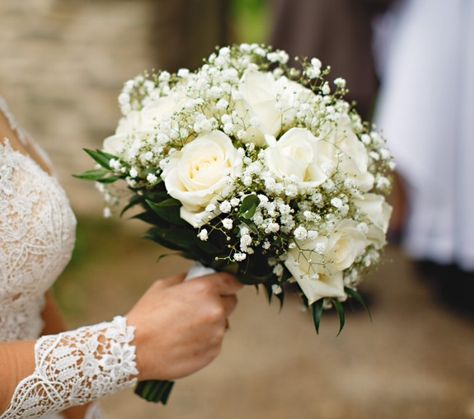 Wedding Bucket Flowers, Wedding Decor Elements, Gypsophila Wedding Bouquet, Small Wedding Bouquets, Gypsophila Bouquet, Gypsophila Wedding, Diy Bridal Bouquet, Simple Wedding Flowers, Bouquet Rose