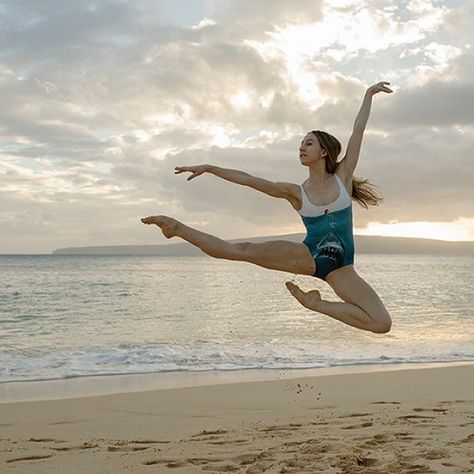 Ballet Jumps, Dance Jumps, Dance Hip Hop, Dance Picture Poses, Dance Aesthetic, Dance Photo Shoot, Ballerina Project, Ballet Pictures, Dance Photography Poses