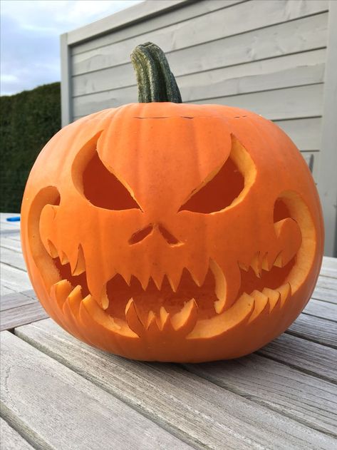 Pumpkin Lantern Ideas, Halloween Pumpkin Faces Ideas, Pumpkin Halloween Carving, Ideas De Calabazas Halloween, Good Pumpkin Carving Ideas, Dovleci Halloween, Pumpkin Carving Creative, Pumpkin Ideas Carving, Carving Pumpkins Ideas