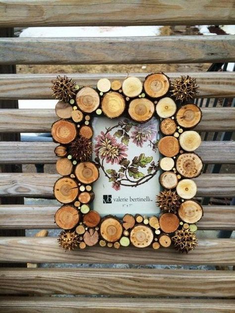 20 Creative Photo Frame Display Ideas 2017  #wood #woodencrafts #craftideas #diyprojectideas Diy Frame Ideas, Creative Photo Frames, Photo Frame Decoration, Photo Frame Display, Wood Slice Crafts, Wood Slice Art, Simple Coffee Table, Frame Ideas, Into The Wood