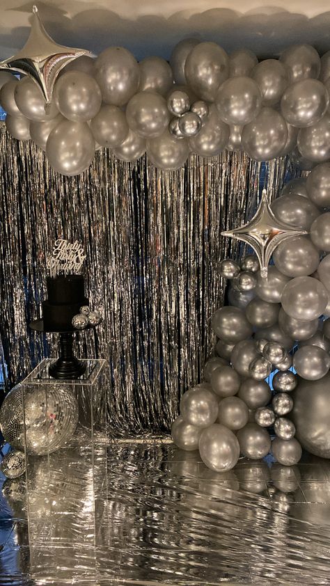 17 Bday Decorations, Birthday Party Ideas 18th Decorations, Sparkly Birthday Party Ideas, Black And Silver 25th Birthday, Bday Inspo Decoration, Fifteen Birthday Party Ideas, Stargirl Party Aesthetic, The Weekend Theme Party, 18th Party Themes Ideas