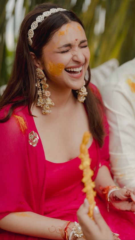 Packed With Laughter & Love: Parineeti Chopra’s Haldi Pictures Are Out! Haldi Pictures, Haldi Outfits For Bride, Haldi Look For Bride, Haldi Dress For Bride, Haldi Outfit For Bride, Haldi Ceremony Outfit, Haldi Dress, Haldi Outfits, Haldi Outfit