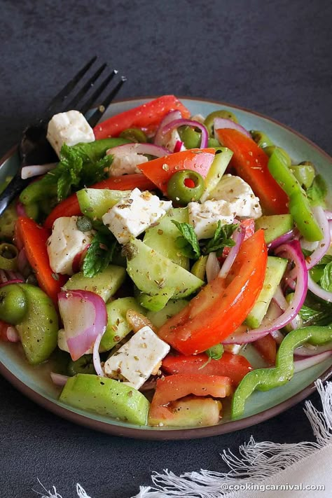 Looking for a salad that’s both refreshing and flavorful? Look no further than the Greek Peasant Salad Recipe, also known as Horiatiki Salata. This dish is the perfect balance of juicy tomatoes, crisp cucumbers, sweet bell peppers, creamy Feta cheese, and savory olives, all topped with a tangy vinaigrette dressing made with extra-virgin olive oil, red wine vinegar, and dried oregano. Meals With Olives, Super Salads Recipes, Veggie Salad Ideas, Feta Cheese Salad Recipes, Peasant Salad, Salad Dinner Ideas, Salads Recipes For Dinner, Fancy Salad, Salad With Cheese