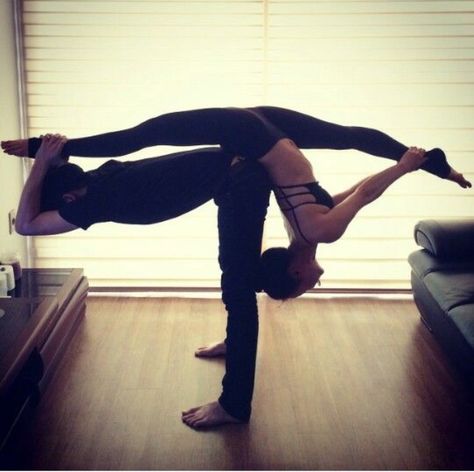 Pair move #split #flexibility Yoga Couples, Yoga For Two, Partner Acrobatics, Acro Yoga Poses, Yoga Teaching, Acro Dance, Yoga Workshop, Couples Yoga, Partner Yoga