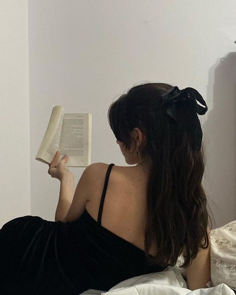 Foto Glamour, Estilo Ivy, Dark Feminine Aesthetic, Reading A Book, Feminine Aesthetic, Old Money Aesthetic, Rich Girl, French Girl, Feminine Energy