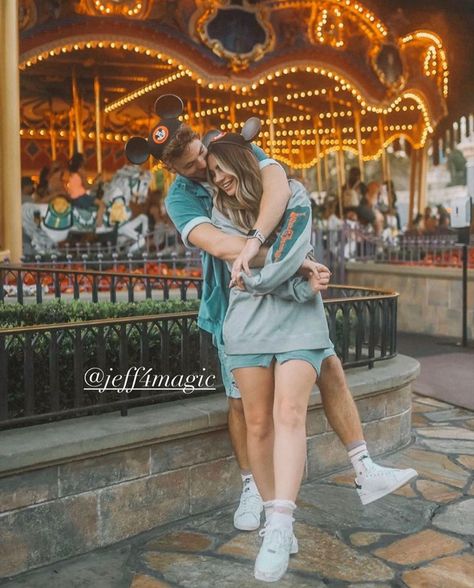 Couple Pictures At Disney, Disney World Photoshoot Couple, Disneyland Photoshoot Couple, Disneyworld Aesthetic Couple, Disney World Couple Photos, Disney World Photo Ideas Couples, Magic Kingdom Photo Ideas Couples, Disneyland Couple Photos, Couple Poses Disney