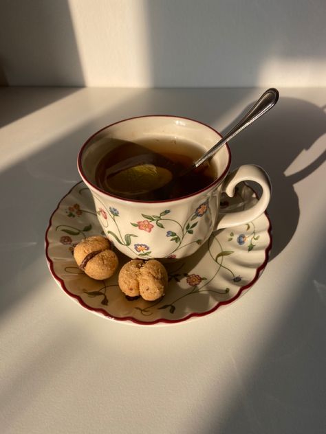 Cup/ tea/ biscuits/ tazze/ faircore/ bridgerton core/ aesthetic/ dark accademia/ trendy/ light aesthetic Tea And Biscuits Aesthetic, Teacups Aesthetic, Tea Cup Photography, Cup Of Tea Aesthetic, Tea Mug Aesthetic, Tea Shop Aesthetic, Tea Cup Aesthetic, Teacup Aesthetic, Bridgerton Core