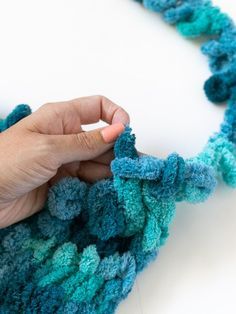 How to Finger Knit a Scarf in Less Than One Hour How To Finger Knit, Finger Knit Scarf, Knit A Scarf, Finger Knitting Projects, Loopy Yarn, Finger Knit, Finger Crochet, Hand Knit Blanket, Scarf Yarn