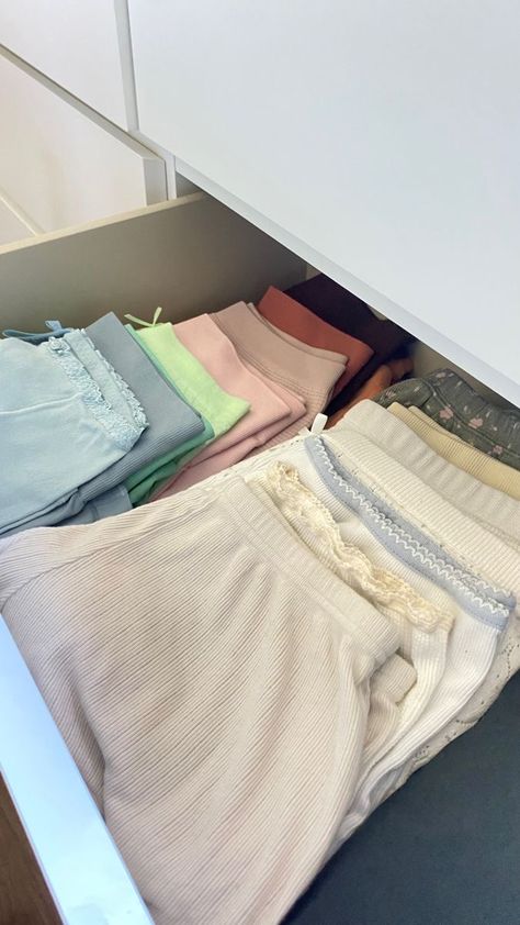 Organizing Ideas Drawers Clothes, Clothes Aesthetic Organization, Aesthetic Drawer Organization Clothes, Wardrobe Drawers Organisation, Dresser Organization Aesthetic, Dresser Drawers Organization, Shorts Drawer Organization, Organized Drawers Clothes Aesthetic, Room Dresser Organization