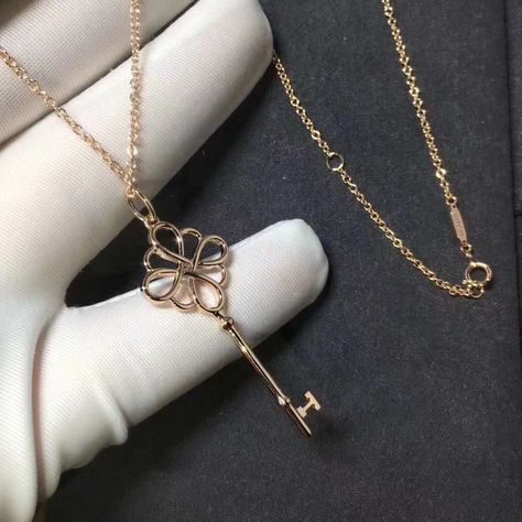 Inspired Tiffany Keys Knot Key Pendant in 18kt Rose Gold Tiffany Key Necklace, Key Aesthetic, Gold Key Necklace, Tiffany Key, Jewelry Tiffany, Fancy Jewelry Necklace, Gold Moon Necklace, Beautiful Gold Necklaces, Key Pendant Necklace